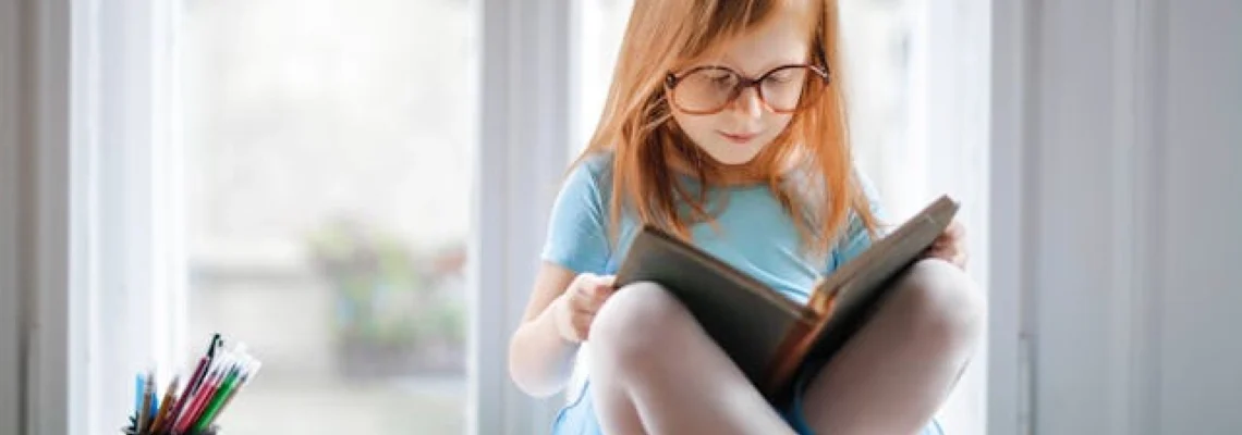 petite fille lisant un livre